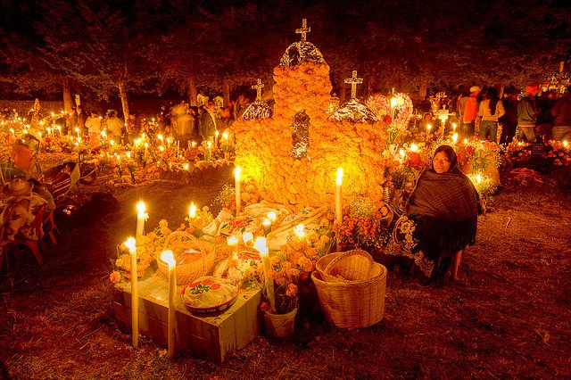 Día-de-Muertos-en-Janitzio-altar