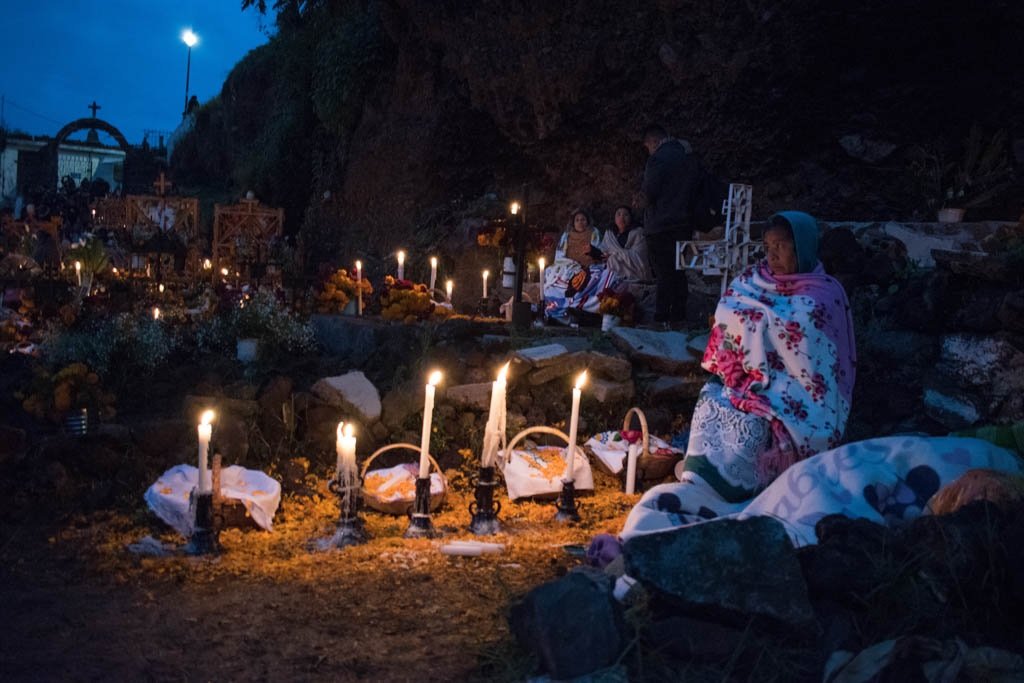 Mujeres-que-rezan-por-sus-muertos-en-Michoacán