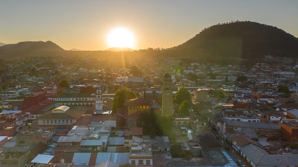 vista de paracho michoacán, capital mundial de las guitarras y las guitarritas