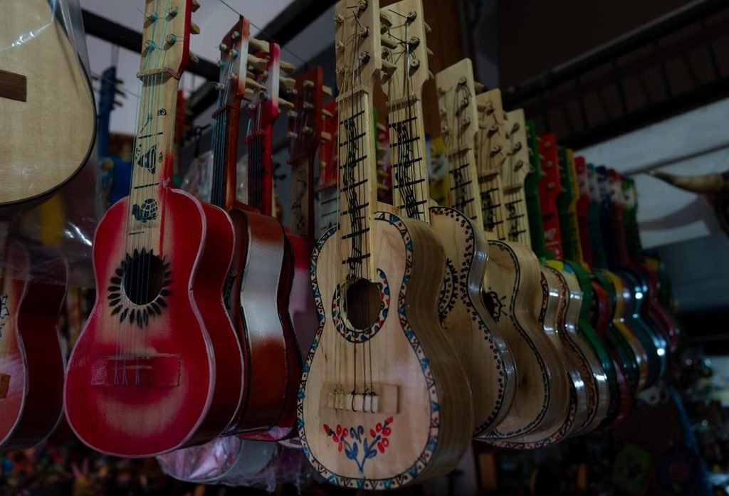 En Paracho, Michoacán, a la madera no se le talla, se le tiene que convencer. Y cada guitarra que sale de las manos purépechas ya traía la música dentro desde antes de que existiera el bosque.