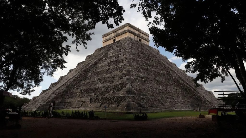 piramide de chichen itza en la tarde